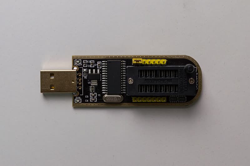 CH341A + SOIC-8 Clip